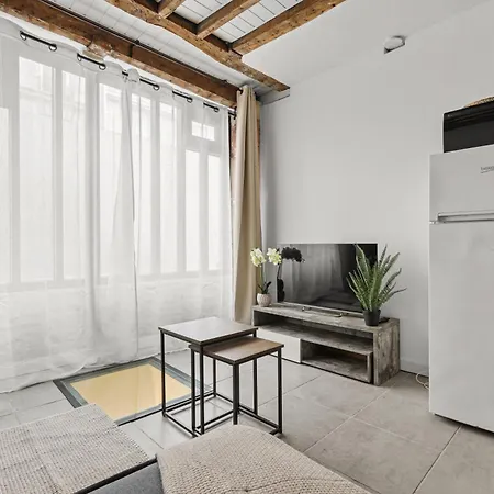 Parisian Nest I Stone Walls & Authentic Charm Апартаменты Париж